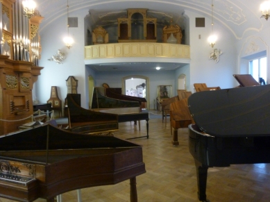 Etwas versteckt findet man die Musikinstrumente, neben einer Orgel und einem Haufen Klaviere gibt es auch eine Menge an unbekannten und exotischen Instrumenten.