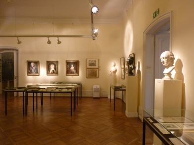 In diesem Raum wird Goethes Zeit in Weimar durch Briefe, Bilder und andere Exponate dokumentiert.