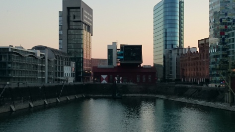 Architektonisch gesehen ist der Düsseldorfer Medienhafen das neue Highlight des modernen Düsseldorfs. bei der Museumsnacht werden Führungen angeboten.
