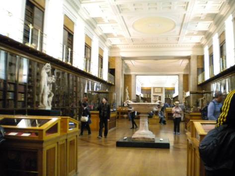 In der ehemaligen Bibliothek des Königs werden heute Schätze vergangener Epochen mit deren Weg ins Museum gezeigt.